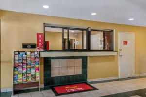 una tienda con un espejo en la pared en Econo Lodge Union City - Atlanta South, en Union City