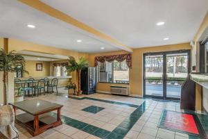 een grote woonkamer met een tafel en stoelen bij Econo Lodge Union City - Atlanta South in Union City