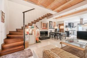 ein Wohnzimmer mit einer Treppe und ein Esszimmer in der Unterkunft Evamas in Palma de Mallorca