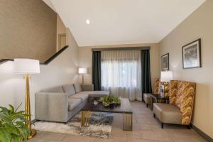 Clarion Pointe Sevierville-Pigeon Forge的休息区