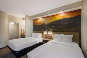 Clarion Pointe Sevierville-Pigeon Forge客房内的一张或多张床位