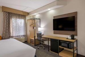 Clarion Pointe Sevierville-Pigeon Forge客房内的一张或多张床位