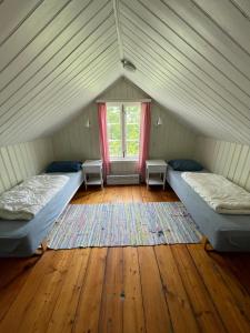 una camera con due letti e una finestra di Lofoten Budget Hostel a Å