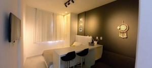 1 dormitorio con 1 cama y escritorio con sillas en Moderno e Reformado Studio em Copacabana, en Río de Janeiro
