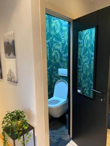 La BruyèreにあるLa Suite Cosy - Votre Pause Arboréeのバスルーム(トイレ付)が備わります。