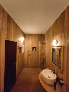 uma casa de banho com um lavatório e um espelho em Siolim Villa Goa 3 bhk em Siolim