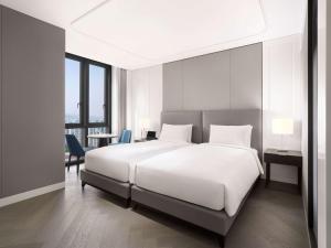 Sofitel Ambassador Seoul Hotel & Serviced Residences客房内的一张或多张床位
