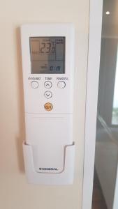 un thermomètre sur un mur dans une pièce dans l'établissement Village U33, à Jabbeke