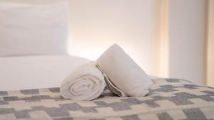 toalla enrollada en una cama con almohada en Taipas Tranquility: Cozy T0 by LovelyStay, en Oporto