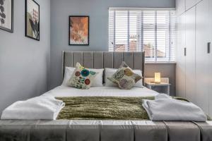 Postelja oz. postelje v sobi nastanitve Stunning 3BR House w Garden & Parking in Richmond