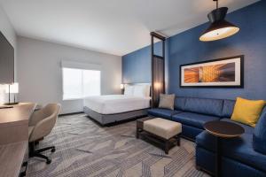 um quarto de hotel com uma cama e um sofá em Hyatt Place San Carlos em San Carlos