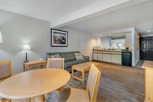 a living room with a couch and a table at Green Granite Inn, Ascend Hotel Collection in North Conway