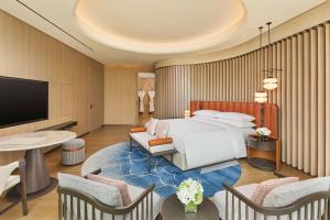 Postel nebo postele na pokoji v ubytování Hilton Huzhou Nanxun