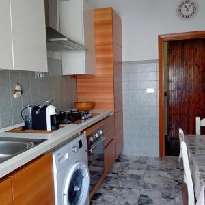 a kitchen with a washing machine and a sink at Appartamento Luzzi in Tagliacozzo