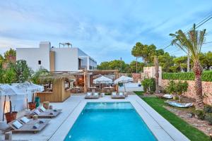 Bazén v ubytování Mar Suites Formentera by Universal Beach Hotels nebo v jeho okolí