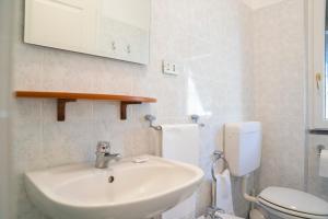 bagno con lavandino e servizi igienici di 027- Agriturismo Il Boschetto - Camera Matrimoniale PISCINA Pace e Natura a Cavizzano