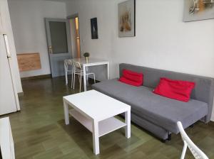 a living room with a couch and a table at Apartamento En Centro Historico in Granada