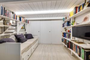 The library in Az apartmant