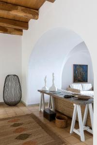 un soggiorno con tavolo e divano di Albergo Il Monastero a Ischia