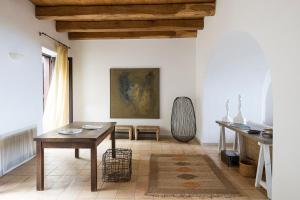 伊斯基亞的住宿－阿爾伯格伊爾莫納斯泰羅酒店，客厅配有桌子和墙上的绘画