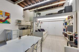 A kitchen or kitchenette at Rome Historic Center Cozy LOFT