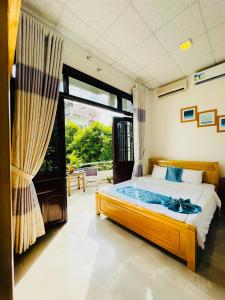 1 dormitorio con cama y ventana grande en SHARK HOSTEL en Hue