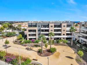 een luchtzicht op een appartementencomplex met palmbomen bij Lovely first floor apartment, heating pool ! in Alicante
