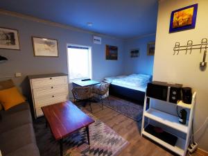 アービスコにあるアービスコ ゲストハウス ＆ アクティビティーズのリビングルーム(ベッド1台、デスク付)