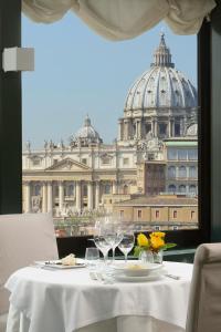 een tafel met wijnglazen en uitzicht op een gebouw bij Orange Garden B&B in Rome