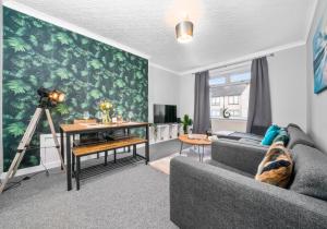 ein Wohnzimmer mit einem Sofa und einem Tisch in der Unterkunft McCulloch Apartment by Klass Living Uddingston in Uddingston