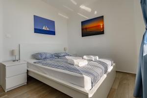 1 dormitorio con 1 cama con 2 almohadas en Villa Miri III en Privlaka