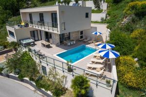 Πισίνα στο ή κοντά στο Seaview Villa Matea with 4 en-suite Bedrooms, Whirlpool, Sauna, Private pool