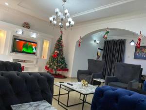 una sala de estar con un árbol de Navidad en la esquina en Christmas Promo-Time, en Wupa