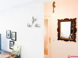 a room with a mirror and birds on the wall at Casa Marino in Benicàssim