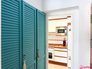 a kitchen with a blue shutter door in a kitchen at Casa Marino in Benicàssim