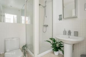 ein Bad mit einer Dusche, einem WC und einem Waschbecken in der Unterkunft Smart 2 Bedroom Apartment in Newbury in Newbury