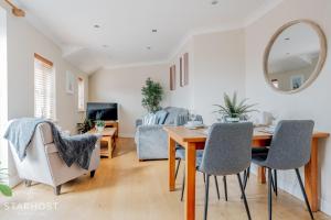 uma sala de jantar e sala de estar com mesa e cadeiras em Smart 2 Bedroom Apartment in Newbury em Newbury