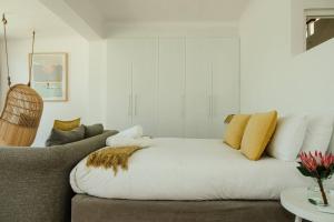 sala de estar con cama y sofá en Avisa Villa - 4 bedroom Villa with Majestic Ocean Views en Ciudad del Cabo