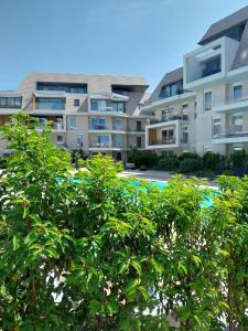 an apartment building seen from behind a tree at Sailors' Park Villa Zephir in Nieuwpoort +15 photos