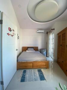 1 dormitorio con 1 cama y techo redondo en Fabulous Mekong Homestay, en Can Tho