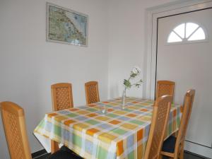 a dining room table with a colorful table cloth at Bernstein-Fewos ca 15 Gehminuten zum Ostseestrand in Zempin