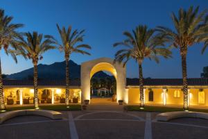 un edificio con palmeras por la noche en Spiagge San Pietro, a charming & relaxing resort, en Castiadas