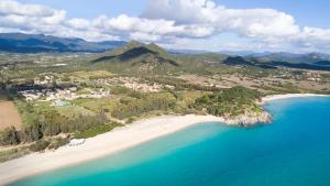 - une vue aérienne sur la plage et l'océan dans l'établissement Spiagge San Pietro, a charming & relaxing resort, à Castiadas