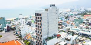 - une vue aérienne sur une ville avec des bâtiments et l'océan dans l'établissement Rustic Hotel Quy Nhon Powered by ASTON, à Quy Nhơn