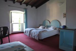 1 Schlafzimmer mit 2 Betten und einem Fenster in der Unterkunft Hotel San Filis in San Felice del Benaco