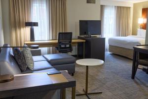 コロンビアにあるResidence Inn by Marriott Columbia Northwest/Harbisonのソファとベッド付きのホテルルーム