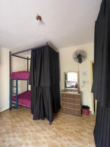 een slaapkamer met een stapelbed en een spiegel bij Extra Experiment in Aqaba