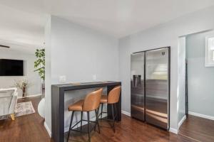 - une cuisine avec deux tabourets de bar et un réfrigérateur dans l'établissement Large 4-Br home / 15 min to NYC, à Mount Vernon