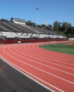 une piste de course rouge dans un stade vide dans l'établissement Large 4-Br home / 15 min to NYC, à Mount Vernon