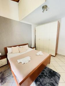 利沃諾的住宿－JacuzziSuite，一间卧室配有一张床,上面有两条毛巾